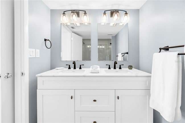 Building Photo - 6021 Bahia Del Mar Cir N
