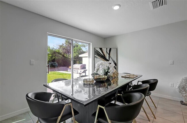 Building Photo - 7737 Rosewood Gdn Lp