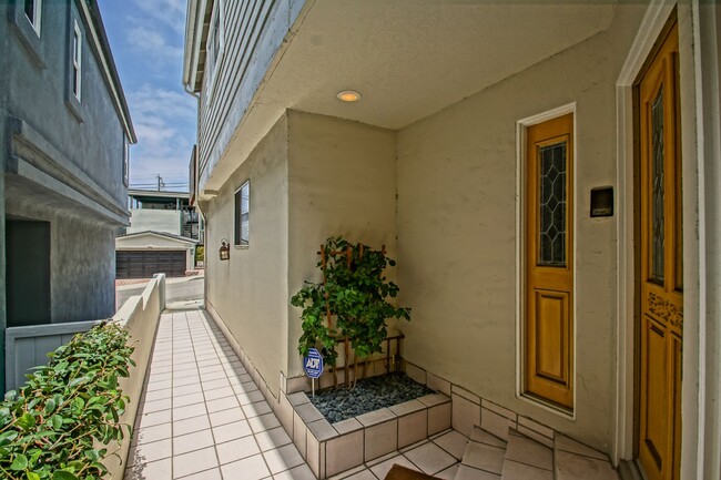 Building Photo - SPACIOUS & AIRY, 3BR2.5BA HERMOSA HILLS HO...