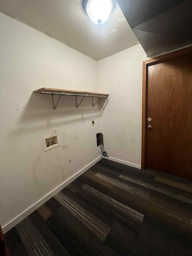 Building Photo - CARTHAGE: BEAUTIFUL 2,864 SQFT 5 BEDROOM /...