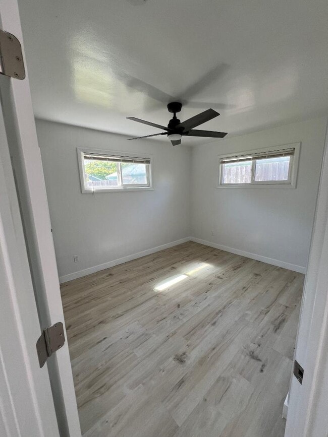 Building Photo - 1421-1421 Park Ave NE