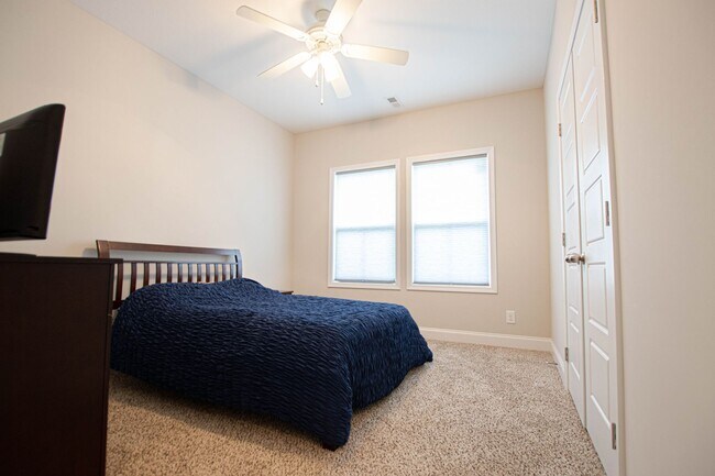 Building Photo - Pet Friendly in Eagle's Bluff!