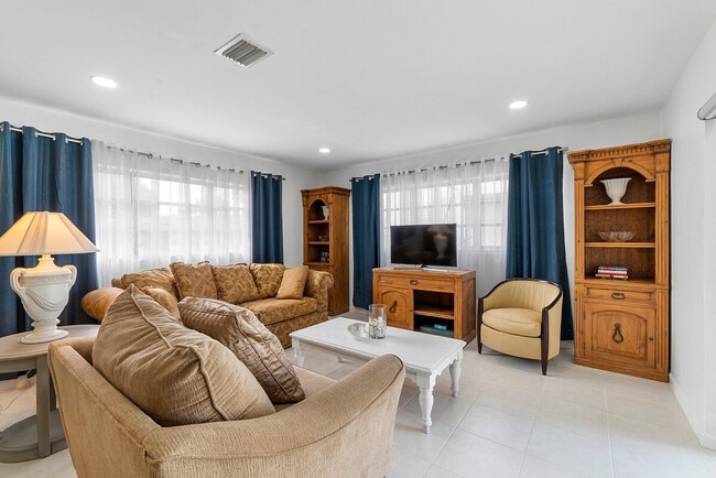 Building Photo - 2250-2270-2270 SE 5th St