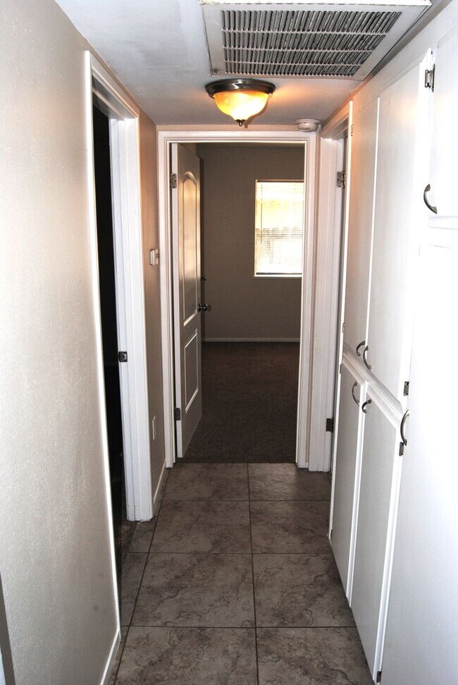 Building Photo - 5701 Daggett Ave