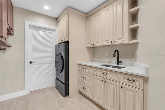 Building Photo - 5810 Bahama Shores Dr S