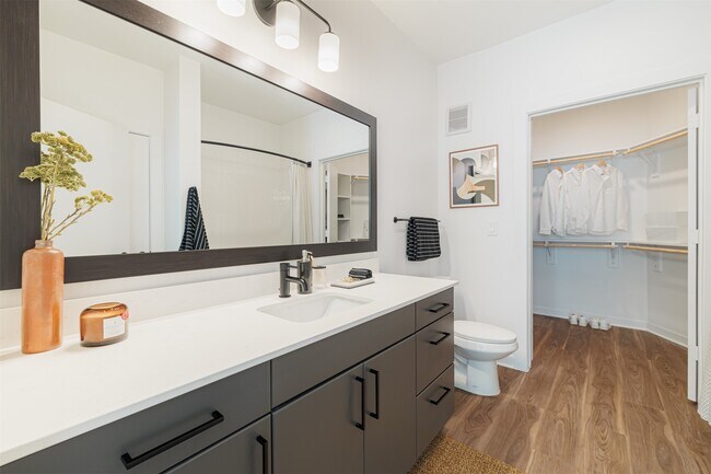 Building Photo - 10505 Deerwood Rd