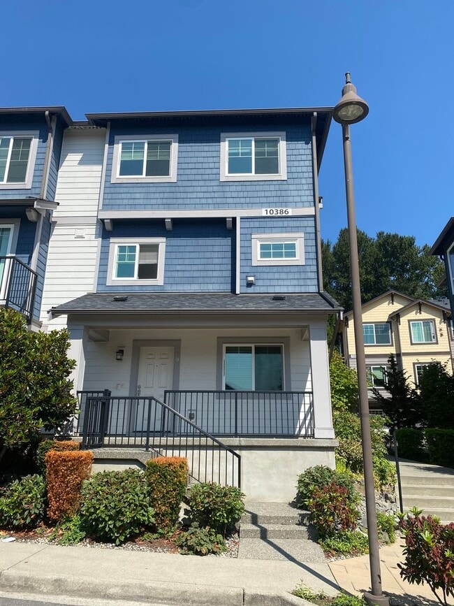 Building Photo - 4 Bed  2.5 Bath Redmond Townhome