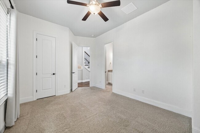 Building Photo - 1704 Oak Leaf Pass Dr