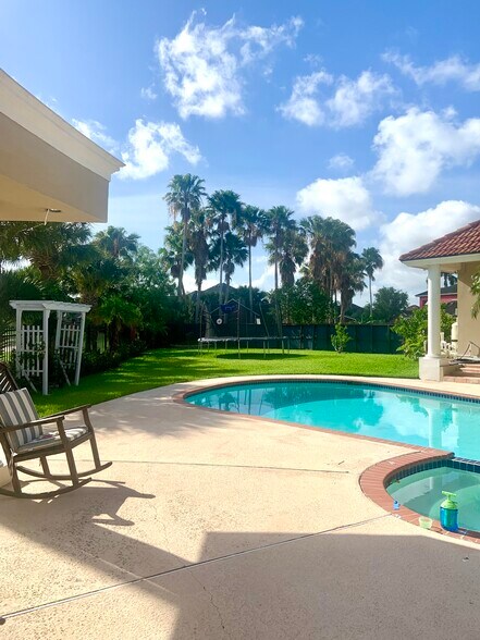 Building Photo - 2602 Deer Trl