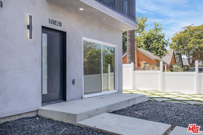 Building Photo - 10828 Hesby St