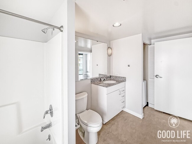 Building Photo - Spacious 2B/2BA Acqua Vista Condo w/ A/C & Washer/Dryer!