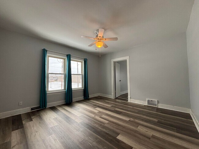 Building Photo - Clean Upper Unit! Move Right In!