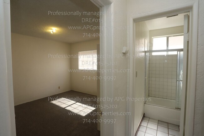Building Photo - 830 E Anaheim St