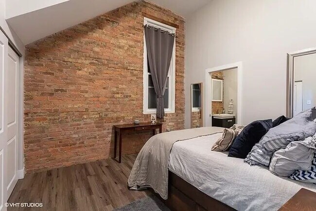 Building Photo - Located in the heart of Pilsend