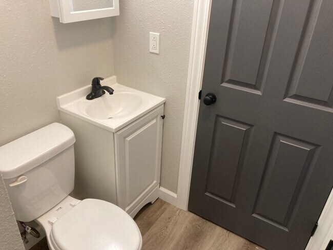 Building Photo - Newly Renovated 2 Bedroom 1.5 Bathroom Tow...