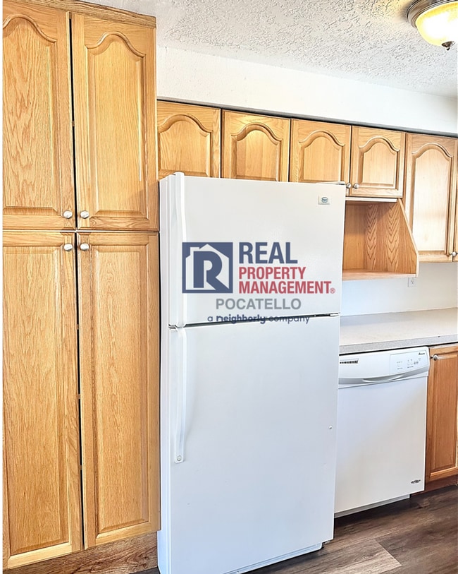 Building Photo - Spacious 4 Bed / 2 Bath Duplex | Garage + Split-Level Layout | Pet Negotiable