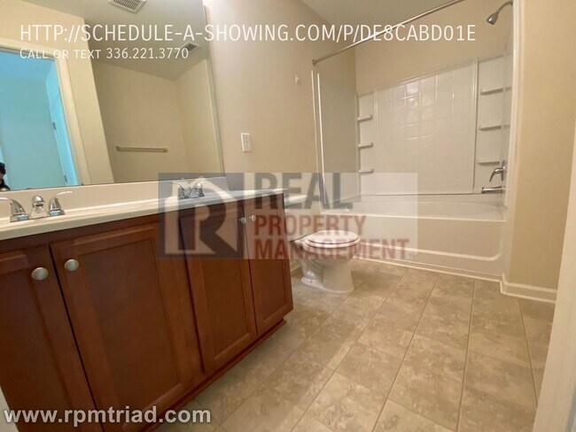 Building Photo - 3 Bedroom / 2.5 Bath Home Available Now!