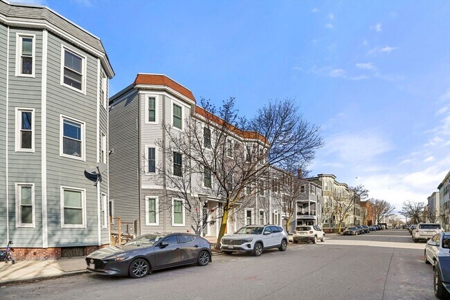 Building Photo - 596 E 2nd St