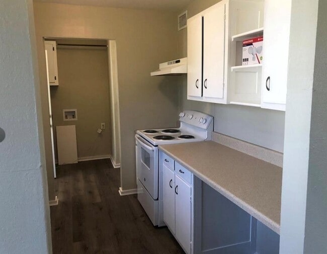 Building Photo - 718 Hogan Dr