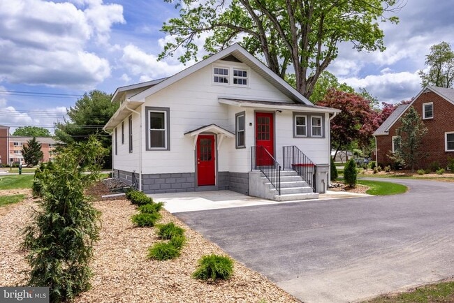 Building Photo - 1842 S Spring Rd