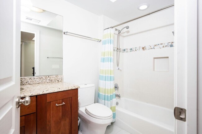 Building Photo - Luxurious Spacious and Bright , Gorgeous P...