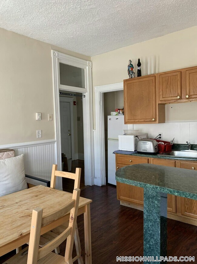 Primary Photo - 883 Huntington Ave