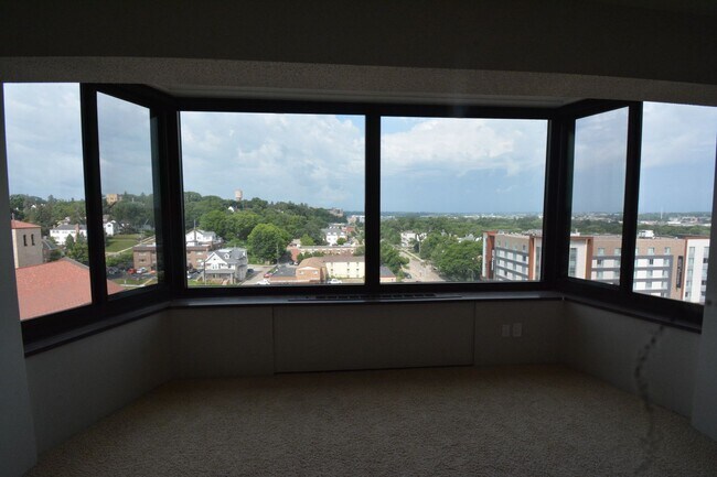 Building Photo - Unbeatable Views, Ample Amenities, 2 Bed 1...