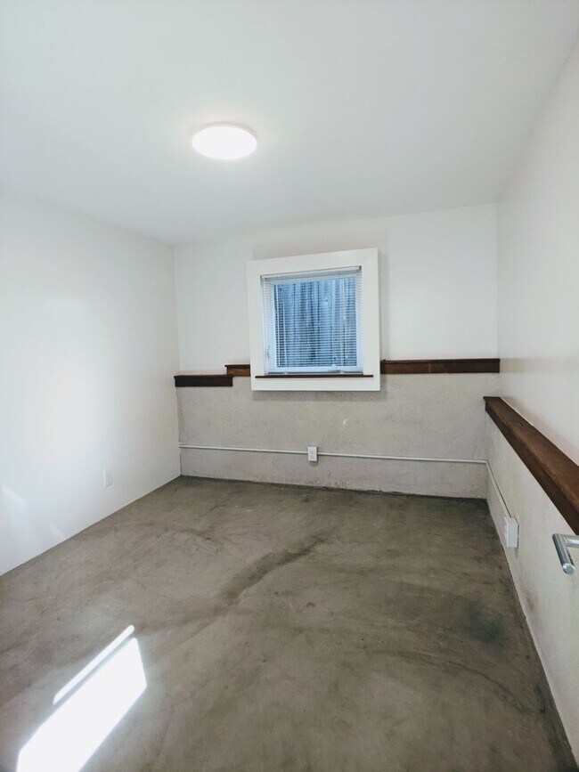 Building Photo - Charming remodeled garden flat with laundry