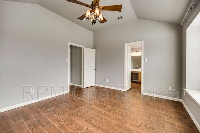 Building Photo - 300 Creekside Dr