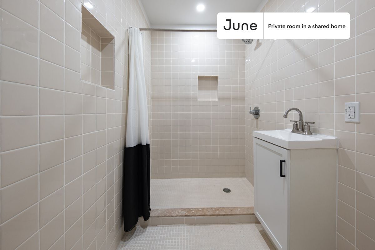 Building Photo - Room in Shared 4 bed/2 bath home in Ditmas Park