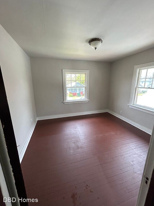 Building Photo - 3 br, 1.5 bath House - 2905 Central Dr