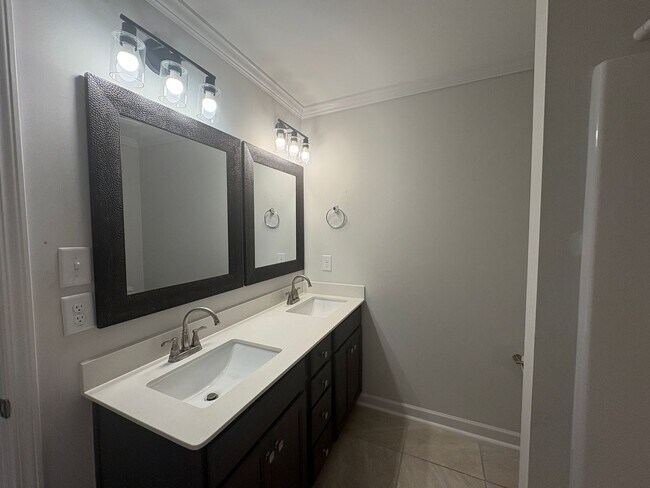 Building Photo - Gorgeous 4 Bed, 2.5 Bath Home in Fayetteville