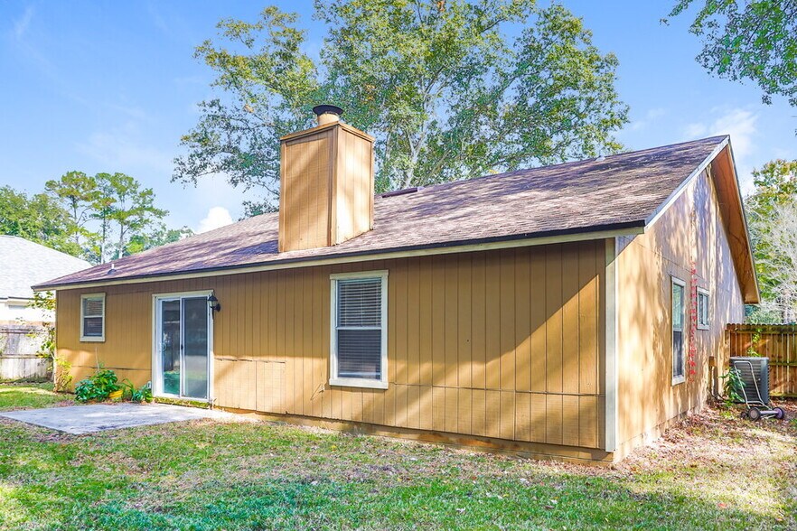 Building Photo - 8228 Honeysuckle Ln