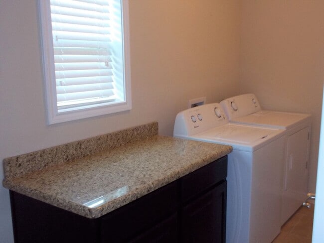 Building Photo - 1322 Milner Dr