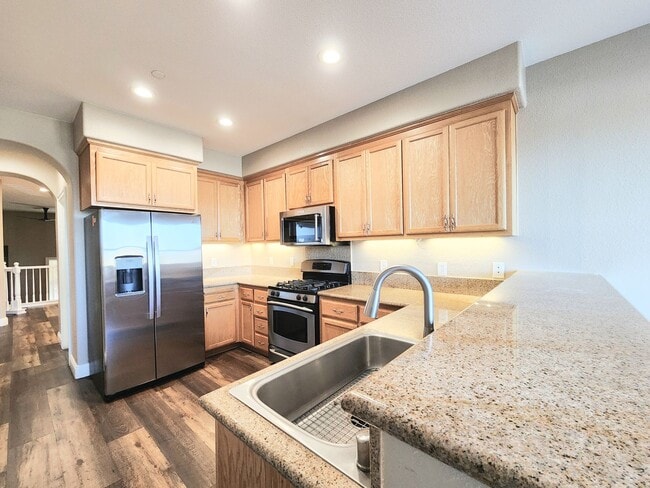 Building Photo - Spacious Townhouse in San Mateo