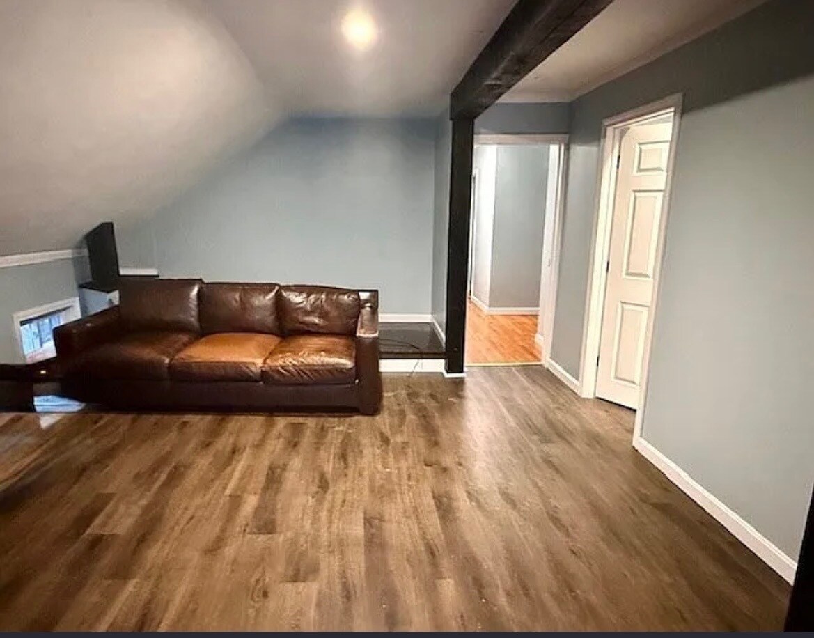 Building Photo - 609 King Philip St