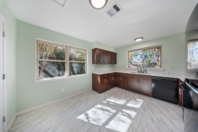 Building Photo - 1426 Twining Oaks Ln