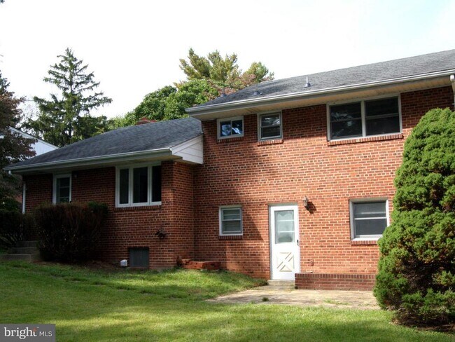 Building Photo - 1103 Roberta Ct