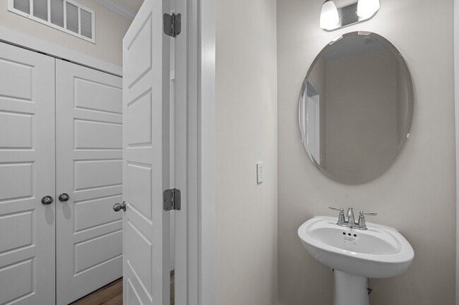 Building Photo - Modern amenities meet Cozy charm!  3 Bedro...