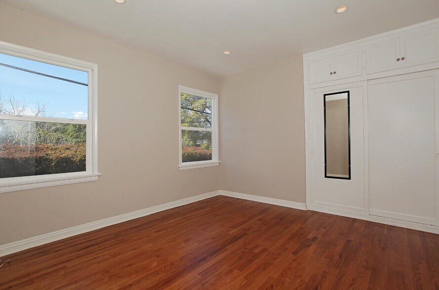 Building Photo - 2577 Granville Ave