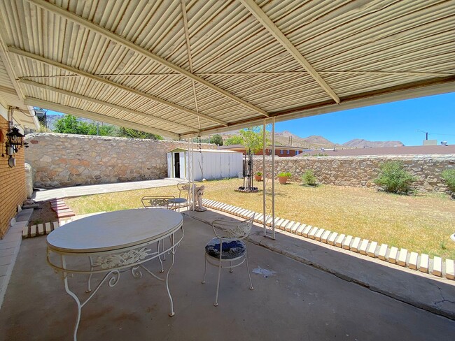 Building Photo - Northeast El Paso 4 bed(possible 5th) with...