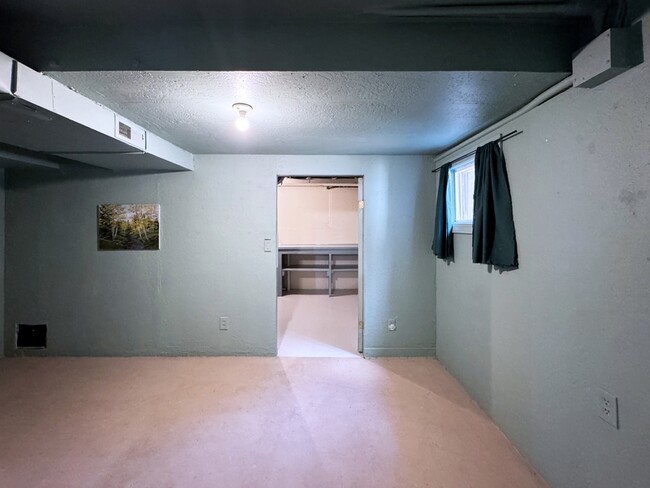 Building Photo - 540 Van Buren St