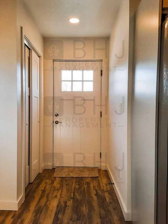 Building Photo - 2 BED/ 1.5 BATH TOWNHOME
