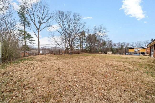 Building Photo - 3 Bedroom 1 1/2 Bath Home For Rent Near Madison Street!