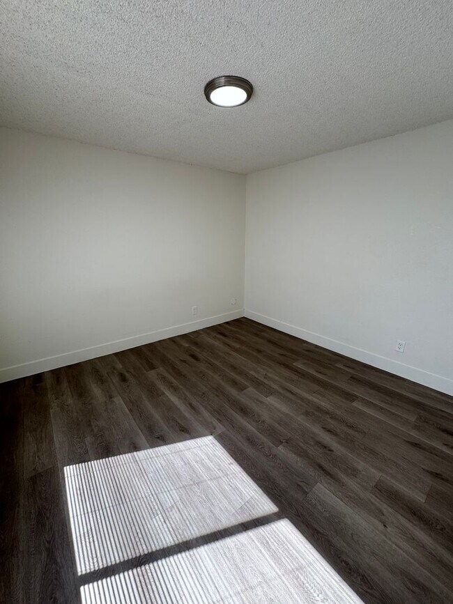 Building Photo - Upstairs unit with Balcony!! Move in Ready!