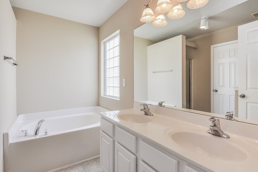 Building Photo - 708 Calavaras Ln