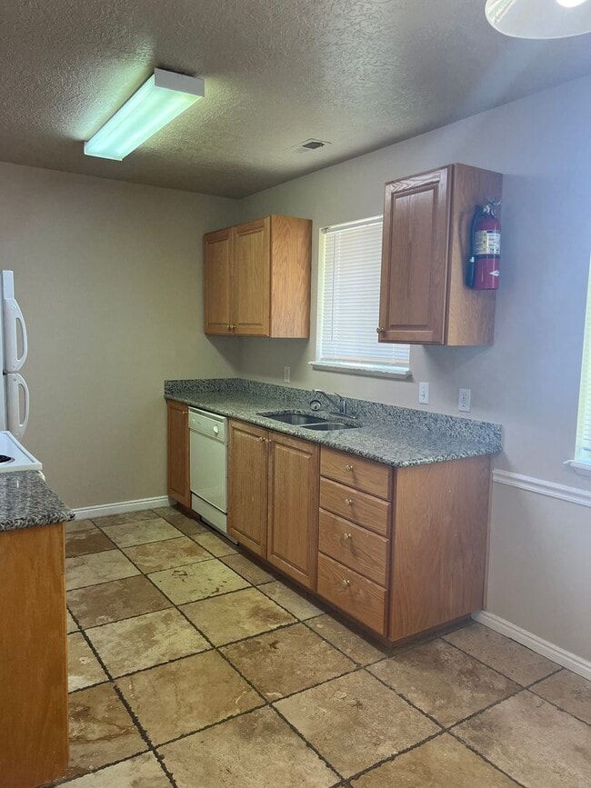 Building Photo - Brentwood Upper Level Condo - 2 Bed, 1 Bath with Washer/Dryer and Optix Internet!