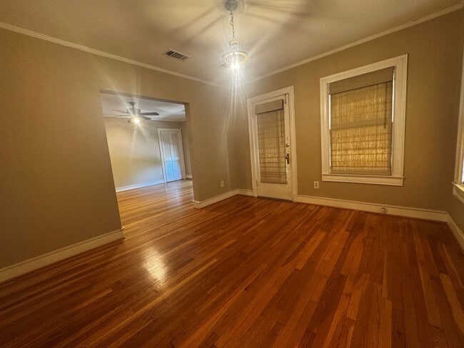 Building Photo - Cute 2 bedroom, 1 bath upstairs duplex in ...