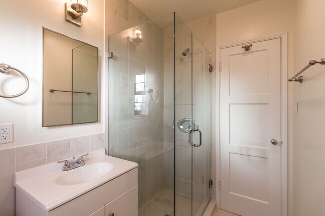 Building Photo - Beautifully Remodeled Studio in the Heart of Los Feliz |Hardwood Floors | Granite Kitchen | On-Si...