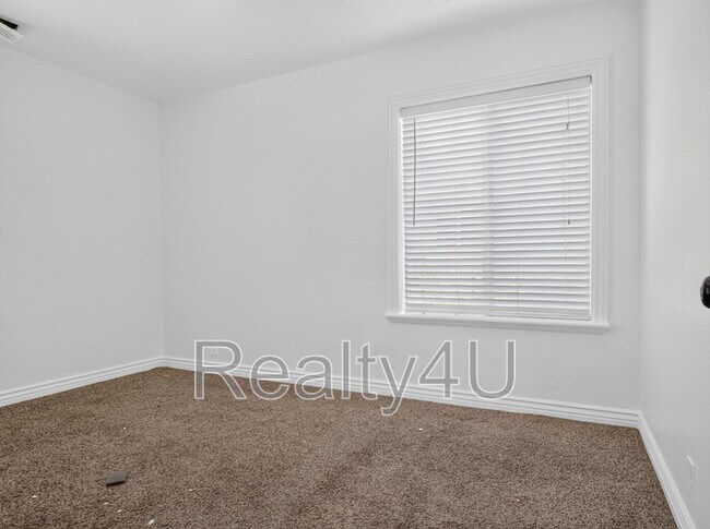 Building Photo - 380 400 S